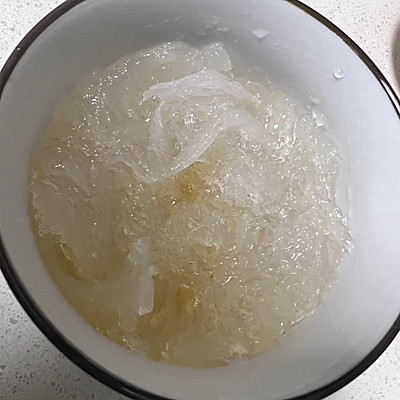 燕窝银耳羹（依云矿泉水）