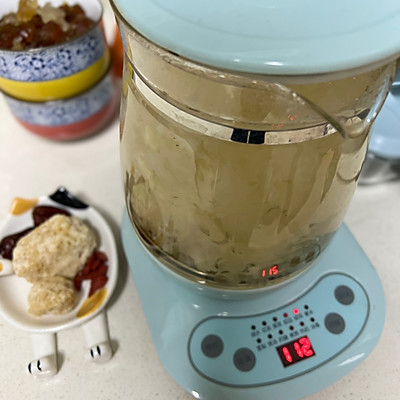 燕窝银耳羹（依云矿泉水）