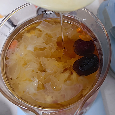 燕窝银耳羹（依云矿泉水）