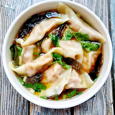 饺子煮几分钟(冬至快到了,饺子吃起来～鲜美好吃的清汤水饺)