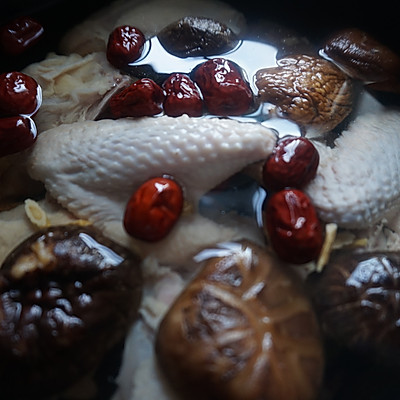 黄芪可以炖鸡汤喝吗（黄芪红枣鸡汤的做法）