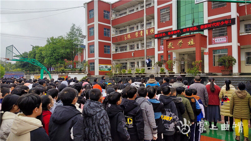 羅平縣大水井中學舉行“國家公祭日”悼念活動(圖1) 羅平縣大水井中學舉行“國家公祭日”悼念活動(圖1)
