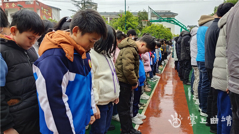 羅平縣大水井中學舉行“國家公祭日”悼念活動(圖2) 羅平縣大水井中學舉行“國家公祭日”悼念活動(圖2)