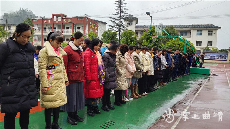 羅平縣大水井中學舉行“國家公祭日”悼念活動(圖3) 羅平縣大水井中學舉行“國家公祭日”悼念活動(圖3)