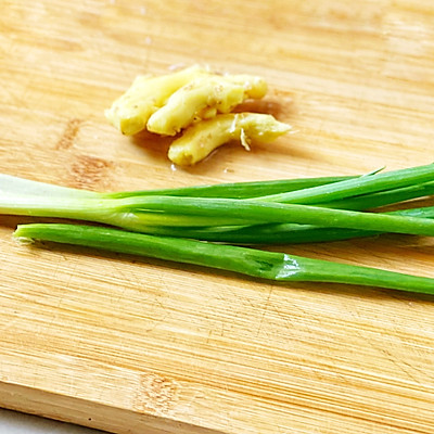 猪肉芹菜水饺馅的做法（原汁原味芹菜猪肉饺子的具体煮法）