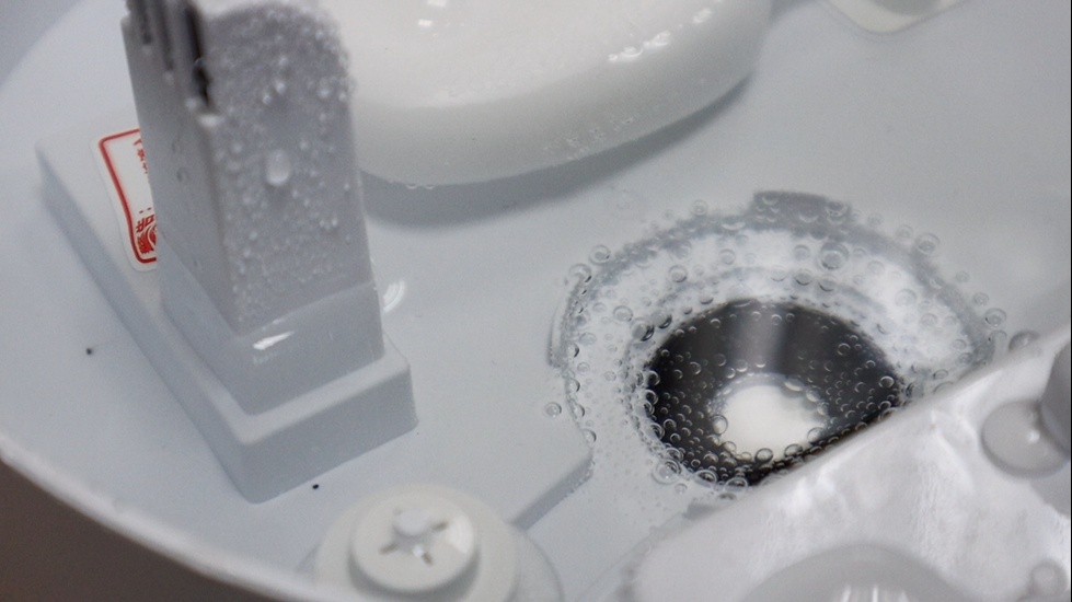 在清洗加湿器的水箱时,需要先将加湿器中的水倒掉,之后往加湿器中加入