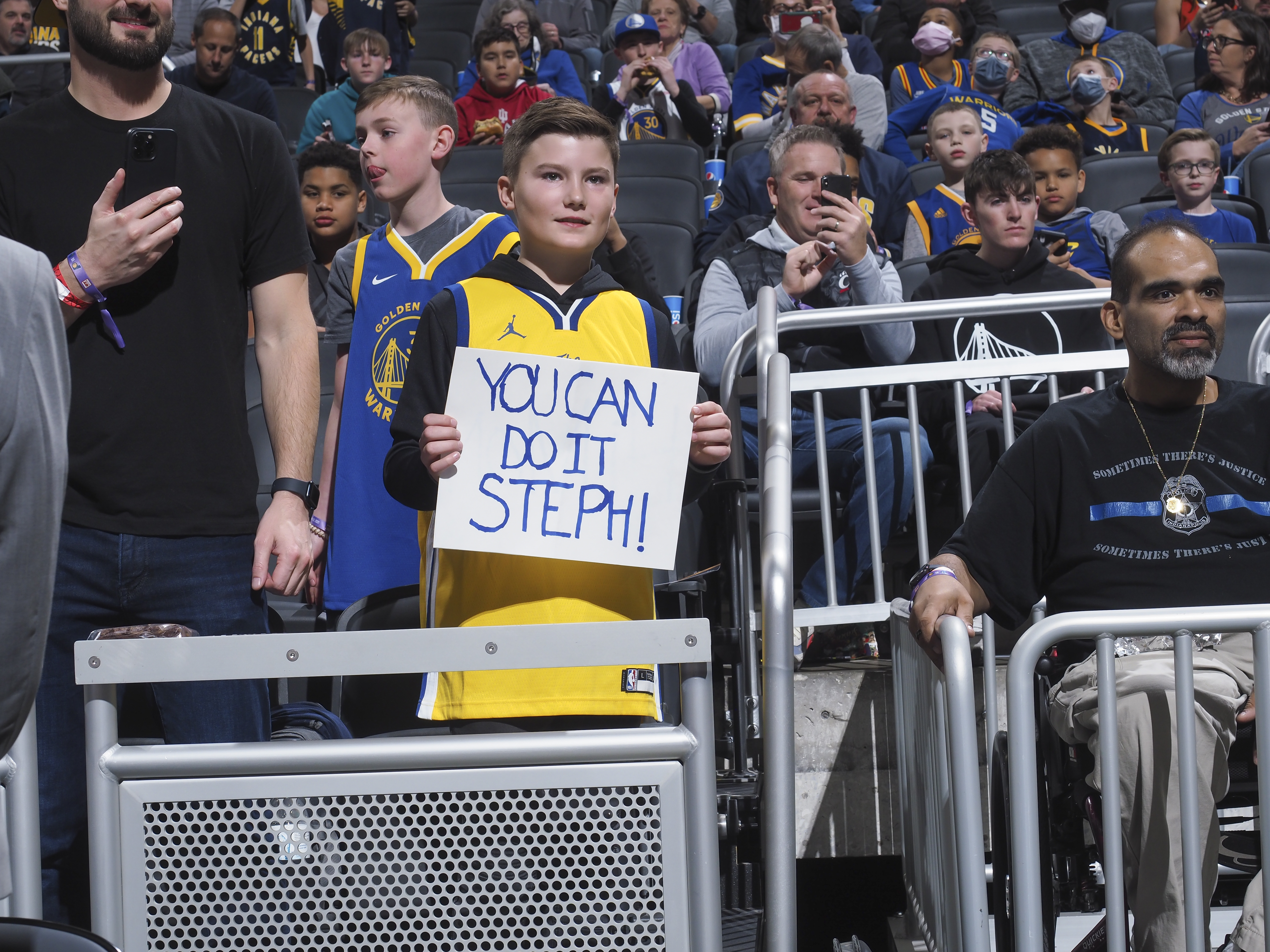 篮球比赛库里投了多少三分（2974个三分！库里超越雷·阿伦，加冕NBA历史三分王）