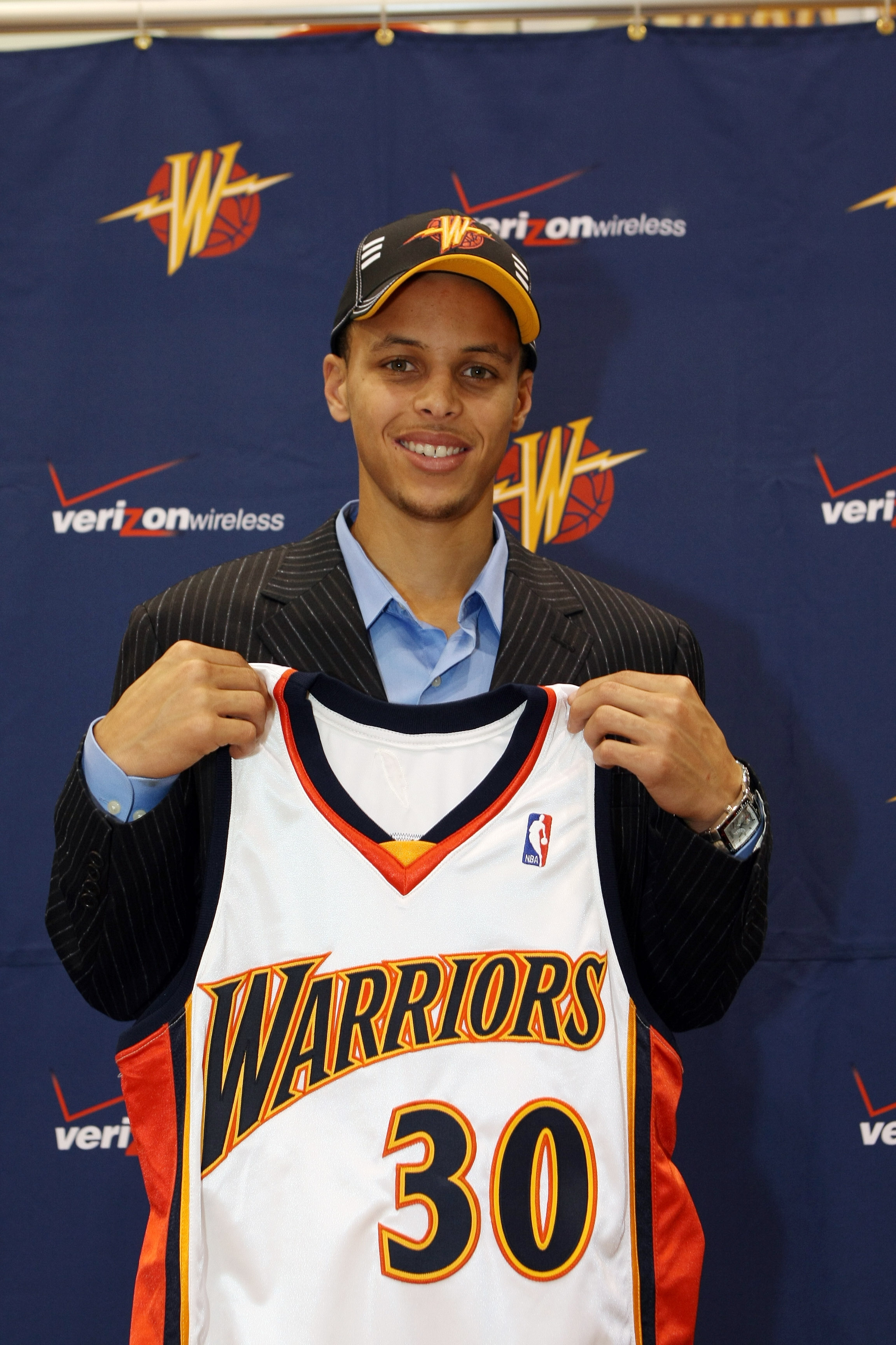 篮球比赛库里投了多少三分（2974个三分！库里超越雷·阿伦，加冕NBA历史三分王）