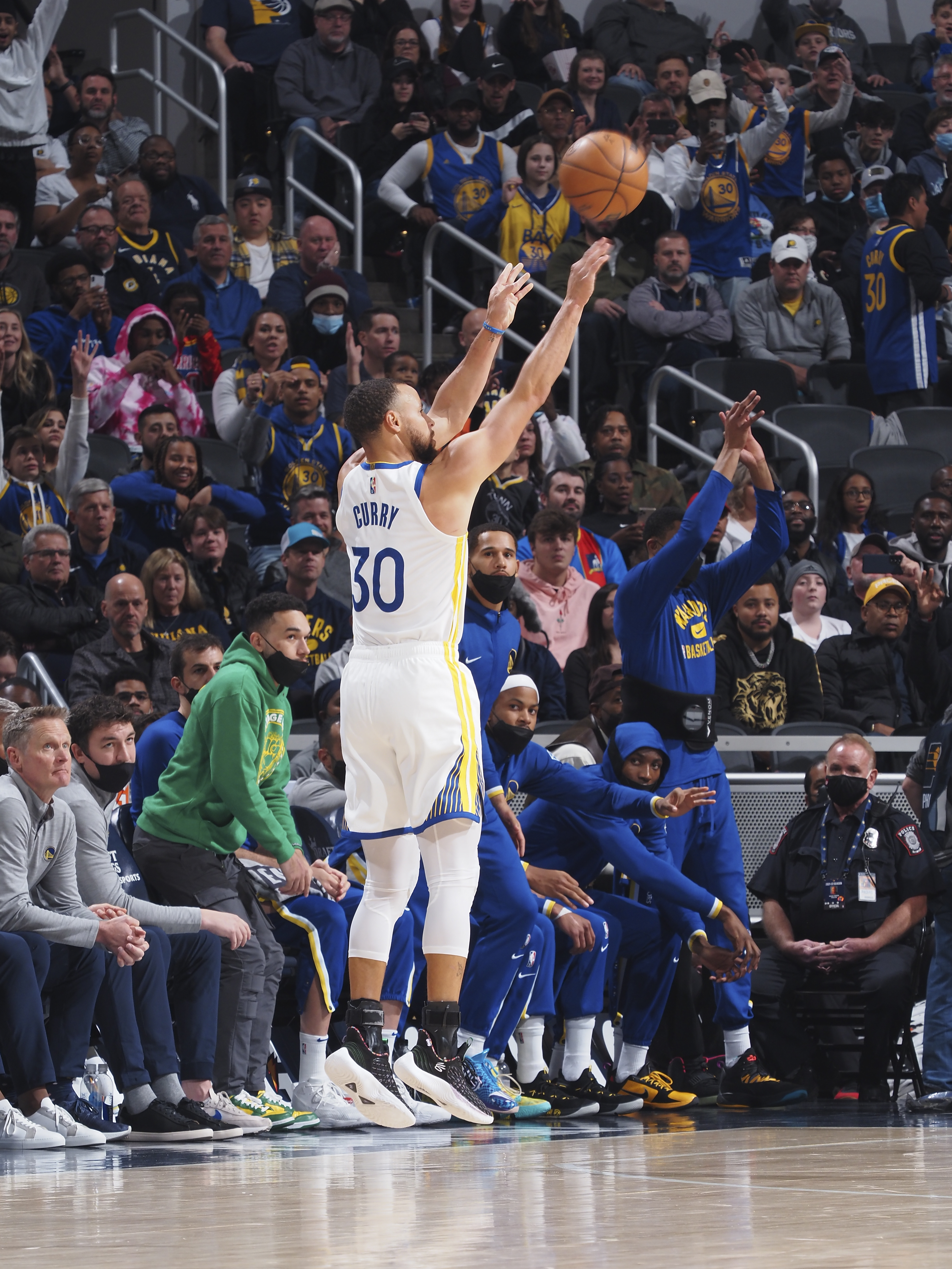 篮球比赛库里投了多少三分（2974个三分！库里超越雷·阿伦，加冕NBA历史三分王）