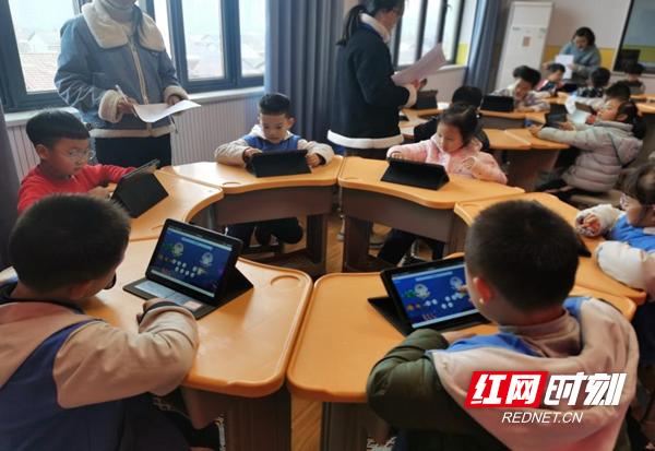 武陵區(qū)第五小學(xué):名正言順“玩”平板(圖1) 武陵區(qū)第五小學(xué):名正言順“玩”平板(圖1)