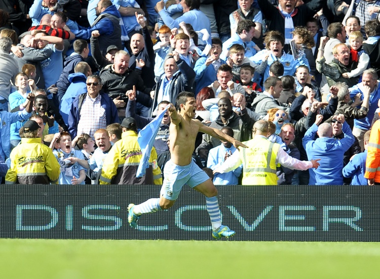 阿圭罗展示游戏中切换武器的速度（官方：33岁的阿圭罗因心脏问题，宣布正式退役结束17年职业生涯）