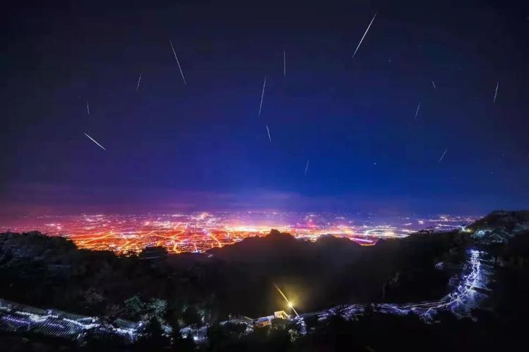 双子座流星雨璀璨岱顶夜空