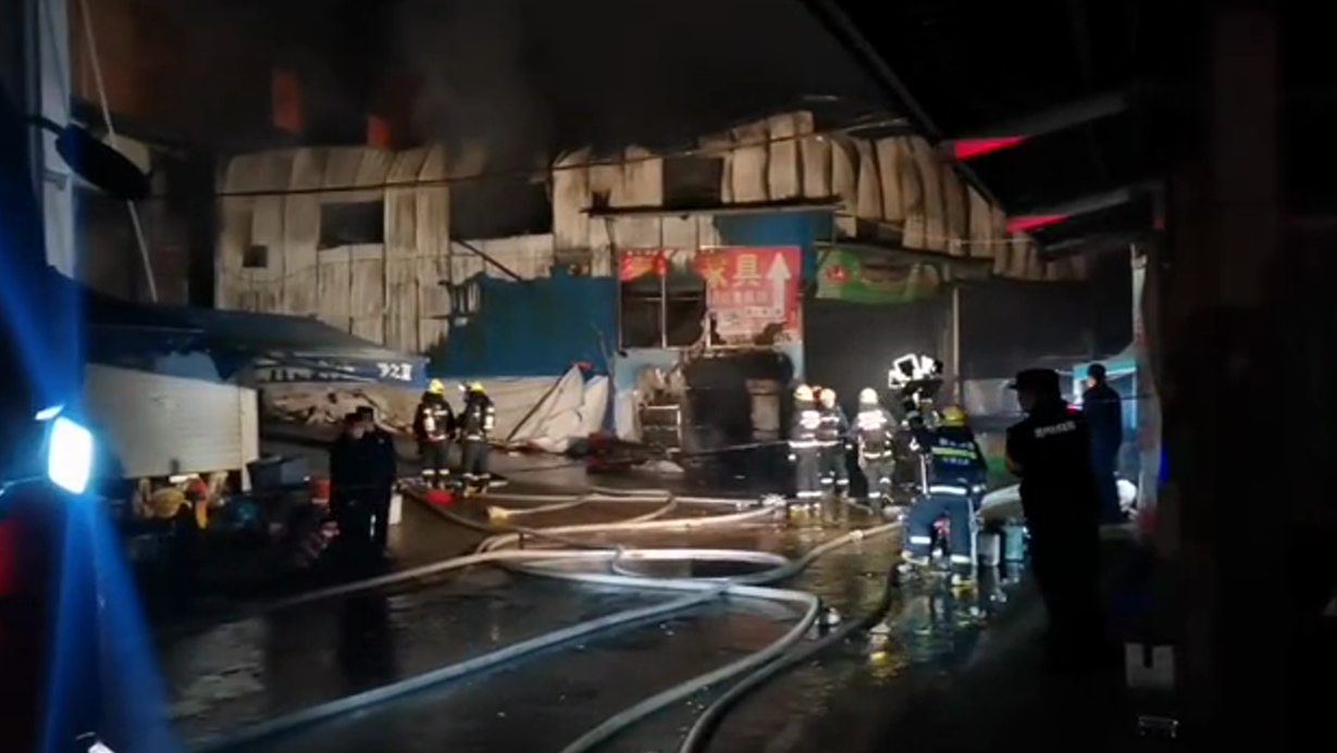 福安市一菜市场发生大火 火势已基本得到控制