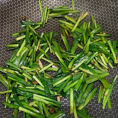 韭菜鸡蛋的做法（一学就会韭菜炒鸡蛋这道快手菜）
