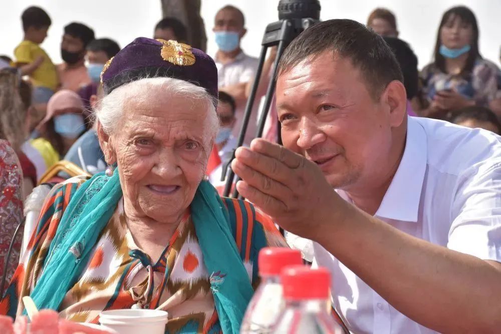 135岁的中国最长寿老人去世，每天必修课是听收音机