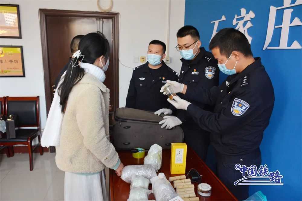 百万行李在高铁上不翼而飞，监控现真相
