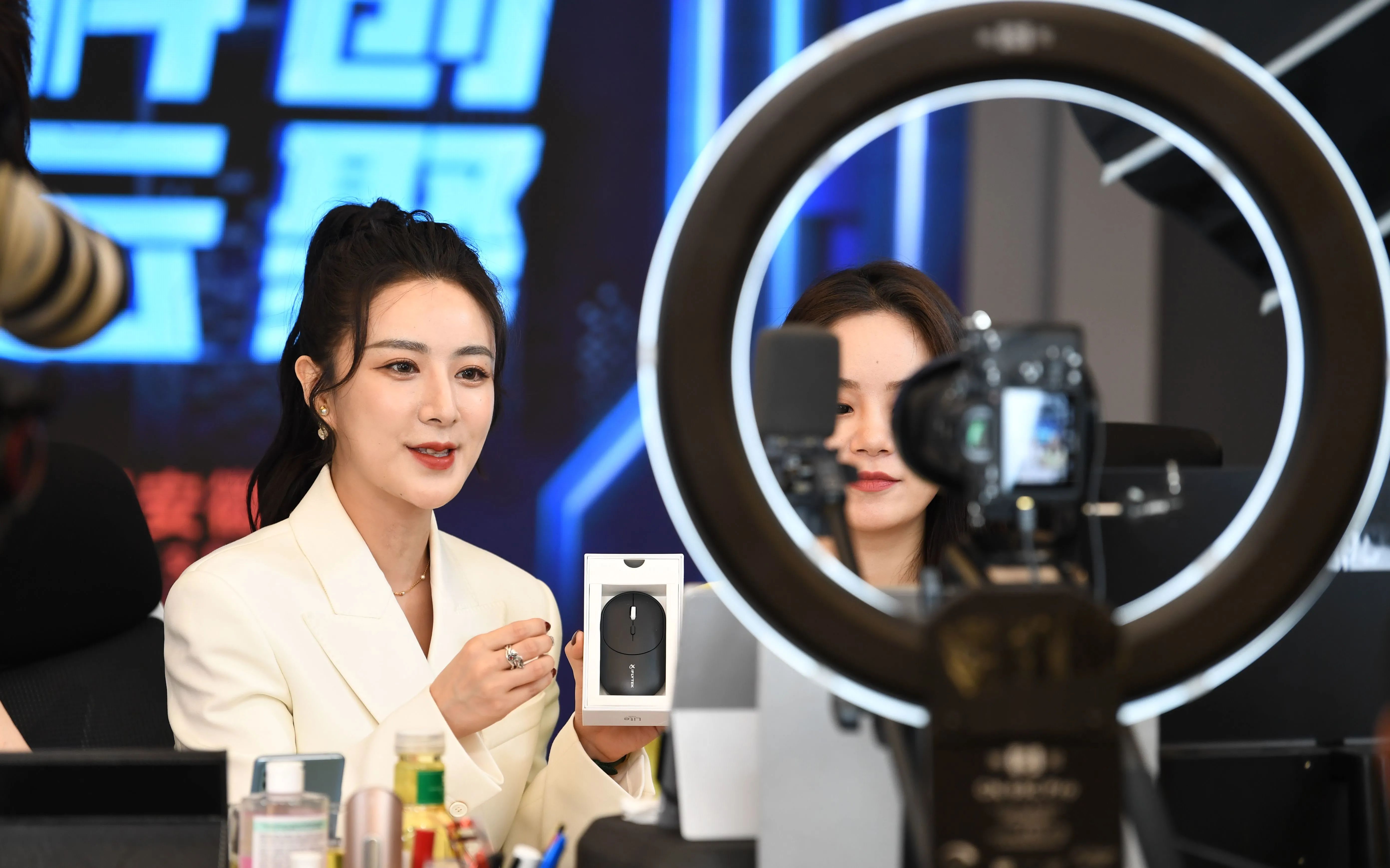薇娅全网被封！明星、主播偷逃税究竟是如何蒙混过关的？