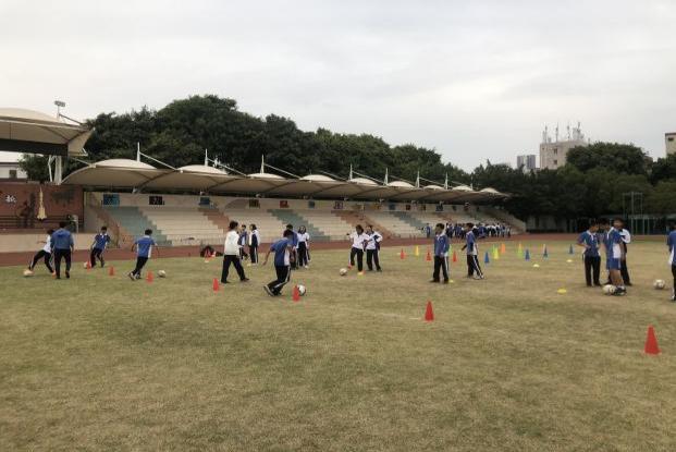 深圳市坪山中学：打造“每天一节体育课”(图2)