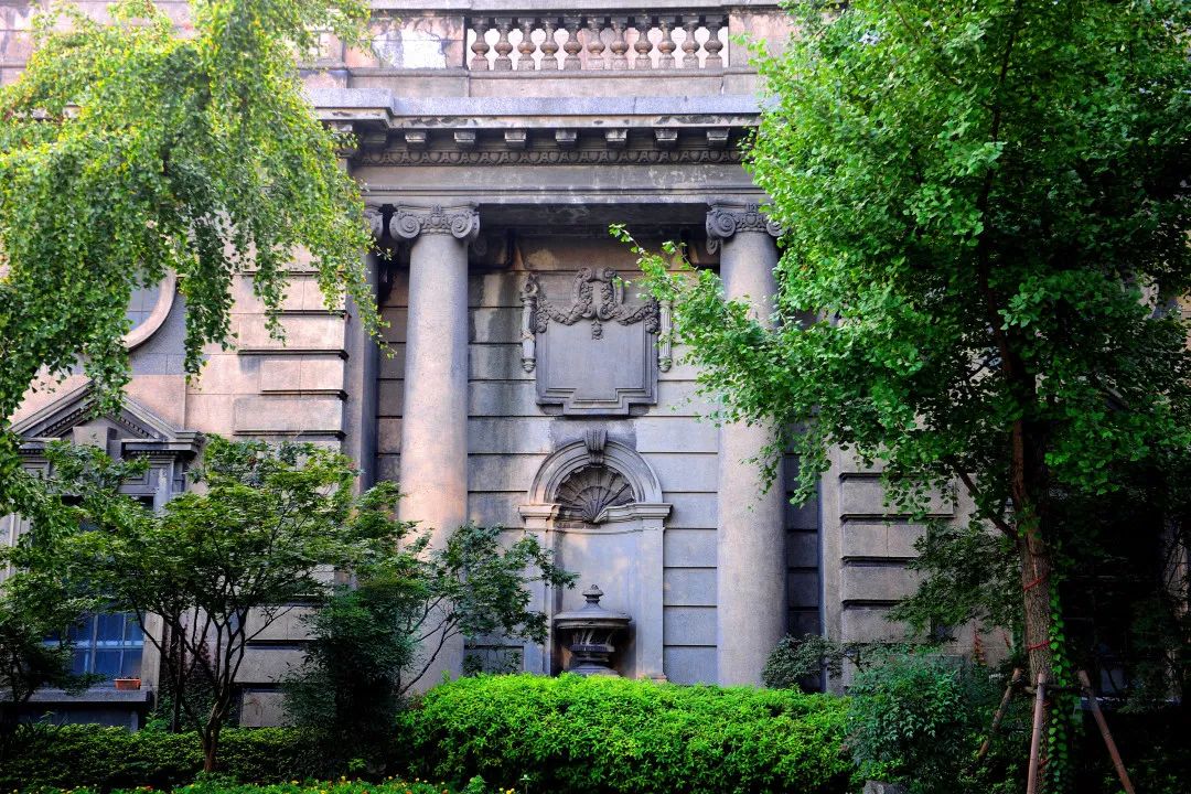 短短一千米，“藏”着21处历史文物建筑、16家上海老字号！周末了，去逛马路吧