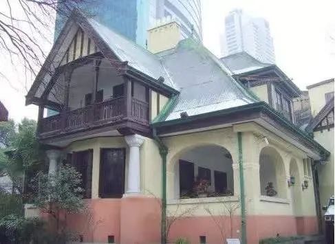 短短一千米，“藏”着21处历史文物建筑、16家上海老字号！周末了，去逛马路吧
