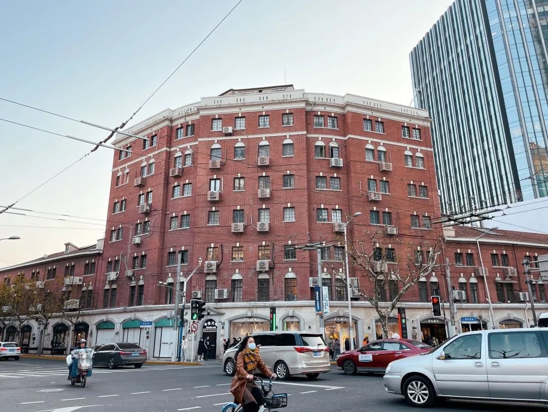 短短一千米，“藏”着21处历史文物建筑、16家上海老字号！周末了，去逛马路吧
