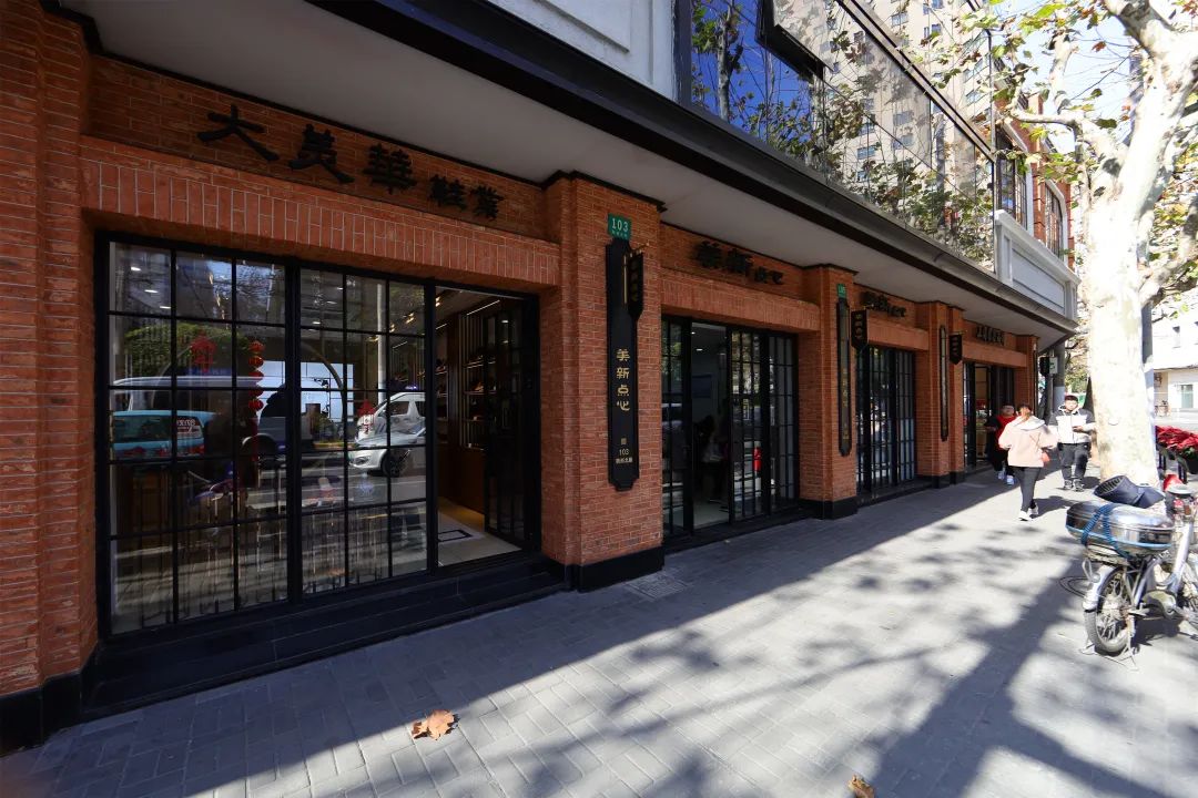 短短一千米，“藏”着21处历史文物建筑、16家上海老字号！周末了，去逛马路吧