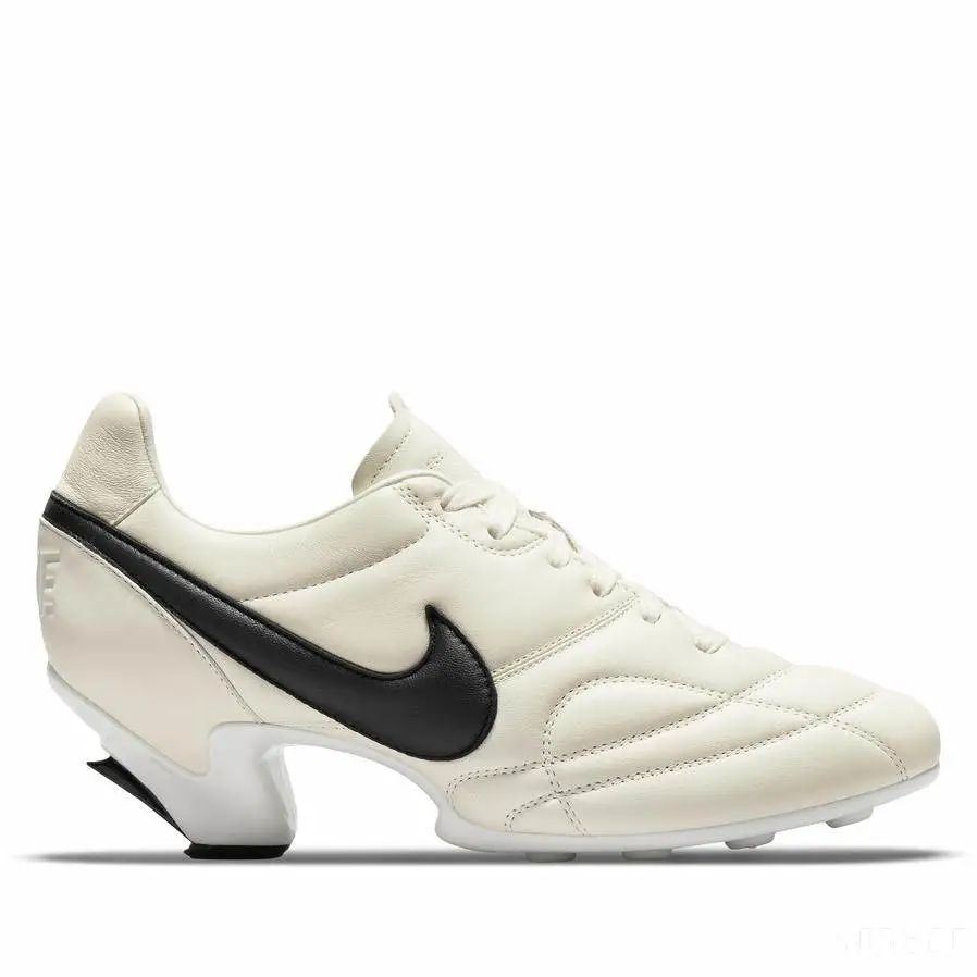 sg足球鞋适合什么（这是送给爱踢球女朋友的礼物）