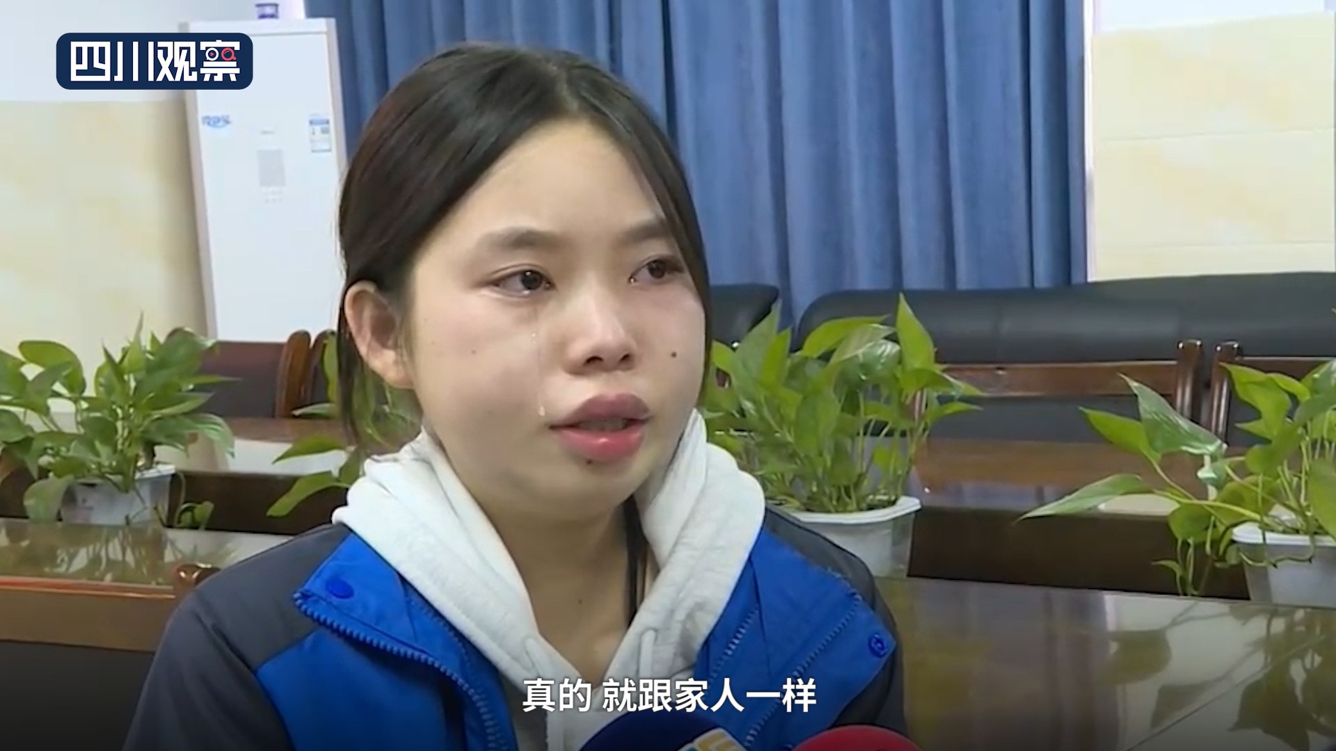 绵阳女生身患残疾 同班同学坚持两年背她上学