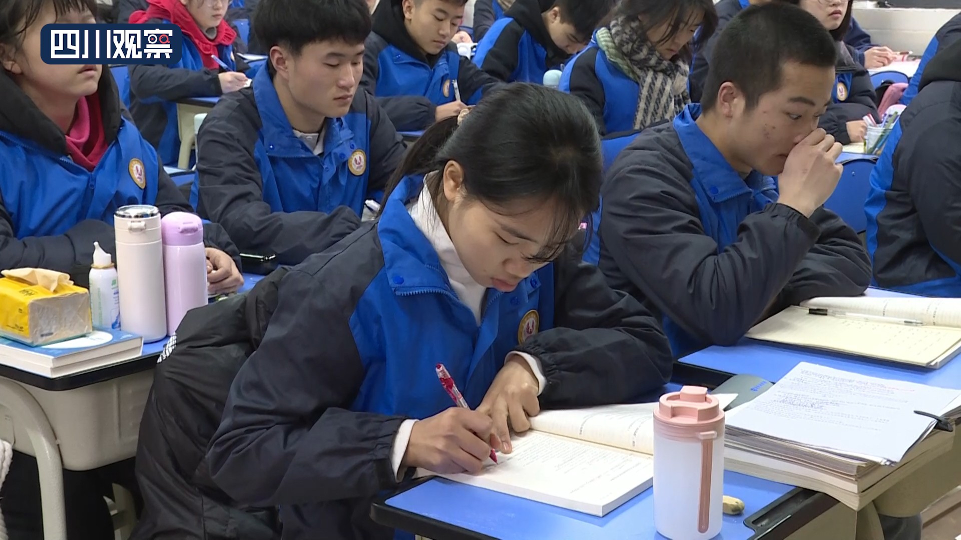 绵阳女生身患残疾 同班同学坚持两年背她上学