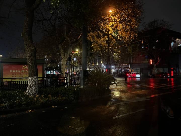 冷雨夜，他们到杭州桥洞下、凉亭里寻找那些露宿街头的身影，送上一份暖