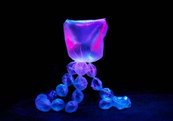 中国儿艺《极简创造》_为塑料袋塑料管“注入灵魂”6图  第3张