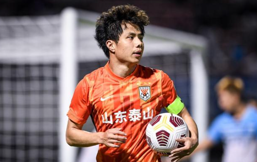 时隔11年山东泰山再夺中超冠军郝伟成历史第一人