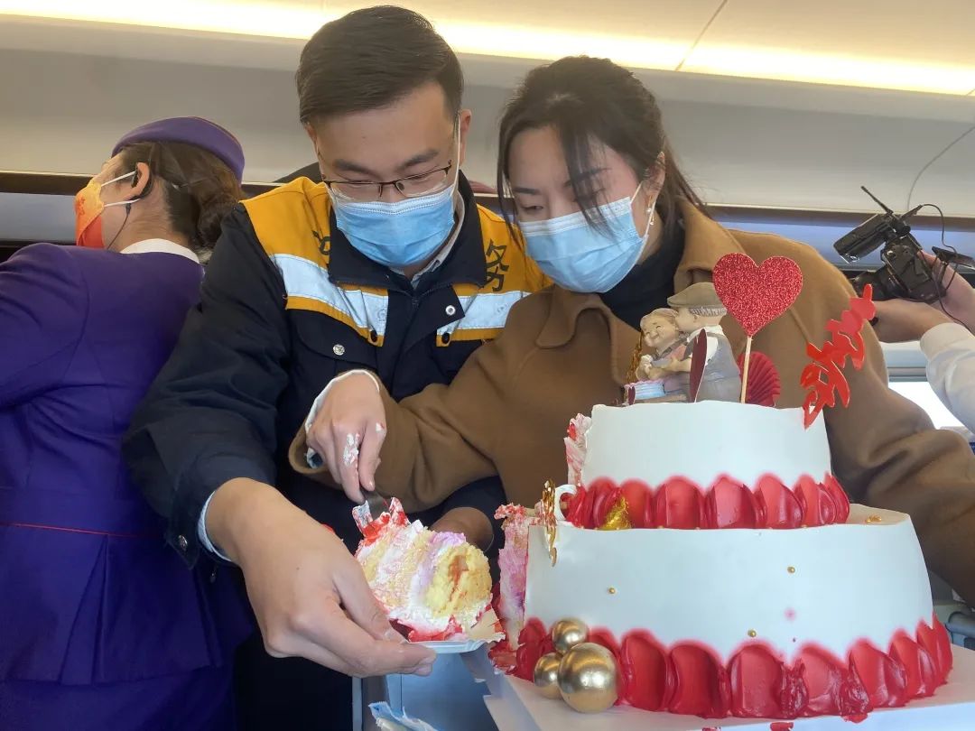 老奶奶第一次坐高铁，收到特殊礼物……