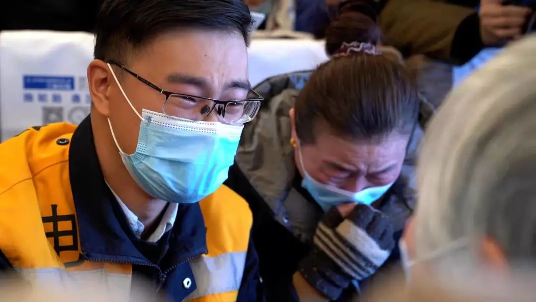 老奶奶第一次坐高铁，收到特殊礼物……