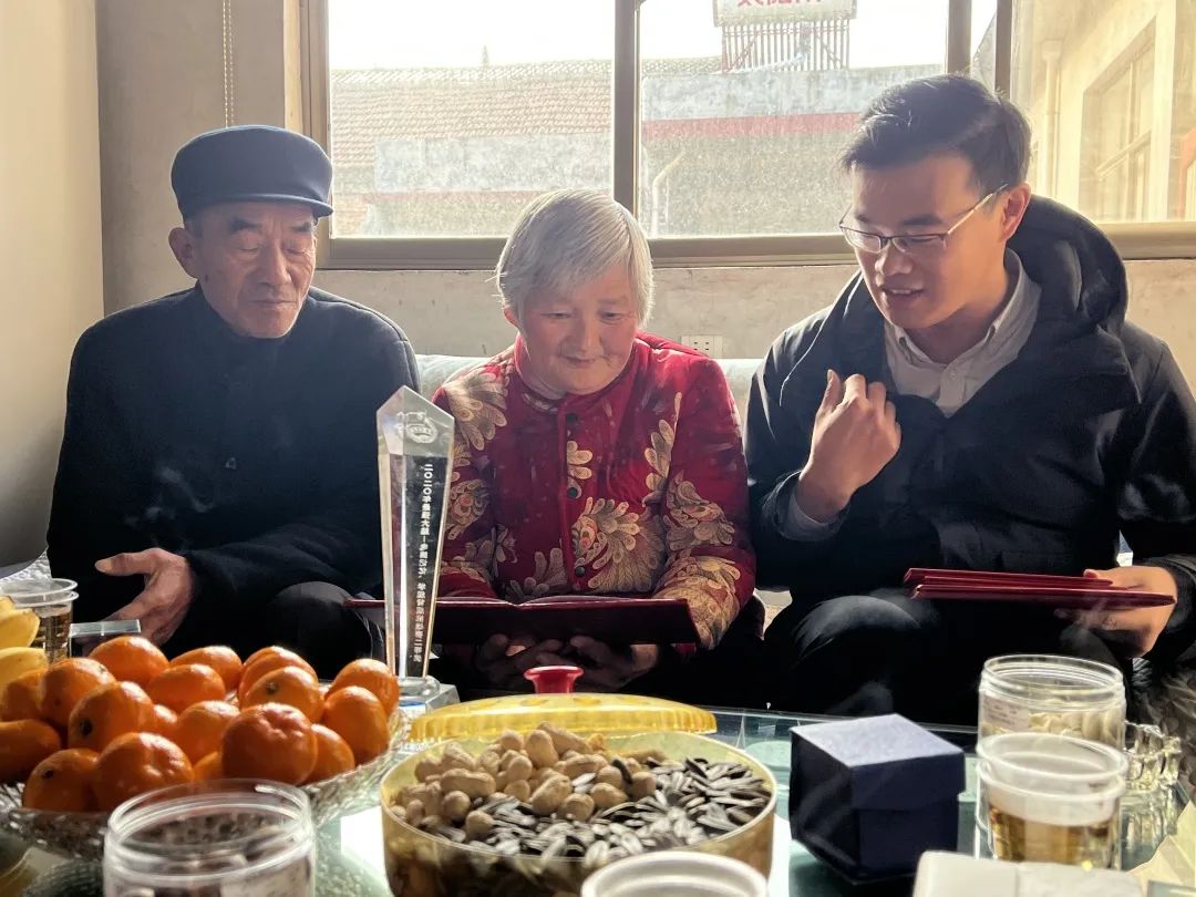 老奶奶第一次坐高铁，收到特殊礼物……
