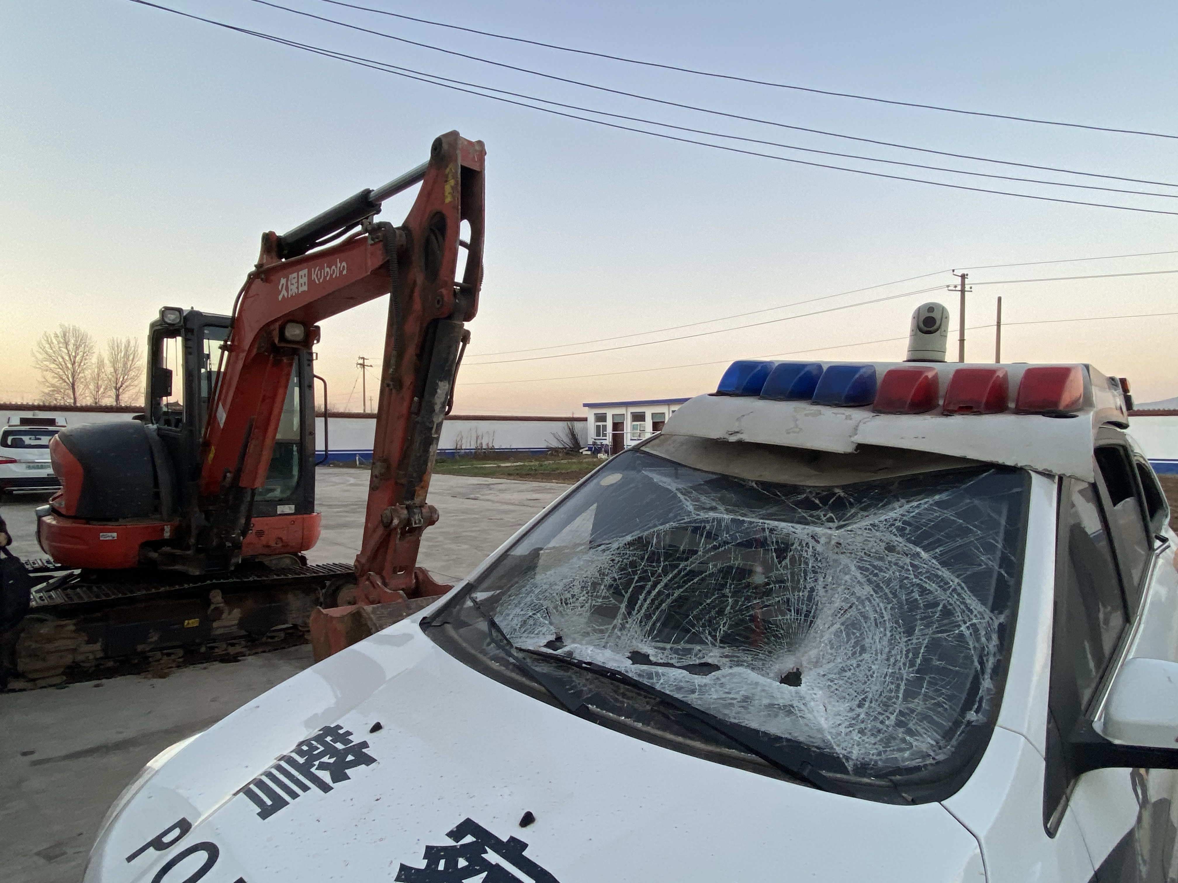 河南民警被挖掘机砸倒牺牲一案，今日一审判处被告人死刑