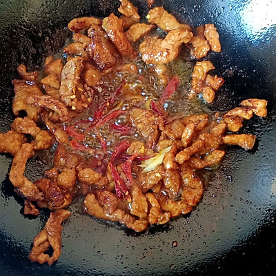 蒜苗炒肉的做法家常菜（教你做蒜苗炒肉好吃不腻）