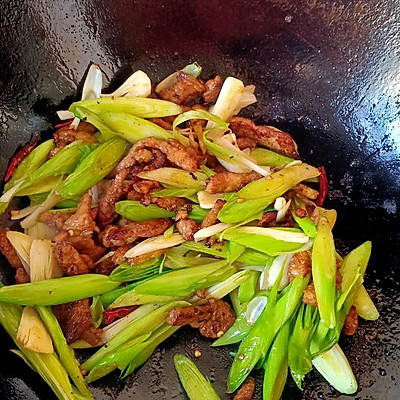 蒜苗炒肉的做法家常菜(教你做蒜苗炒肉好吃不腻)