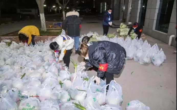 市民“不出户”面临买菜难，西安多区连夜“送菜”