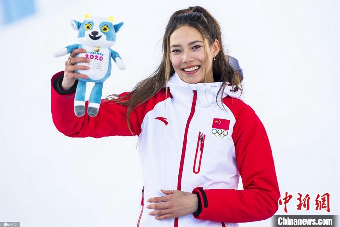 谷爱凌国际雪联自由式滑雪世界杯（奥运赛季状态出色 谷爱凌再夺世界杯冠军）-趣拿体育