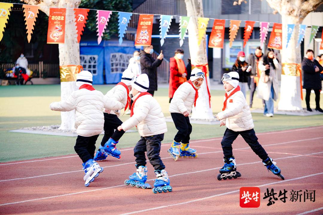 小学生个人花式篮球表演视频(这所小学迎新运动会上演花式篮球秀 还有篮球巨星寄来神秘回信)