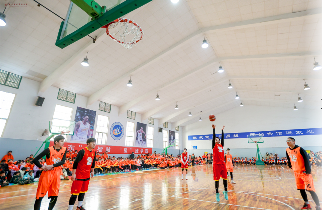 小学生个人花式篮球表演视频(这所小学迎新运动会上演花式篮球秀 还有篮球巨星寄来神秘回信)