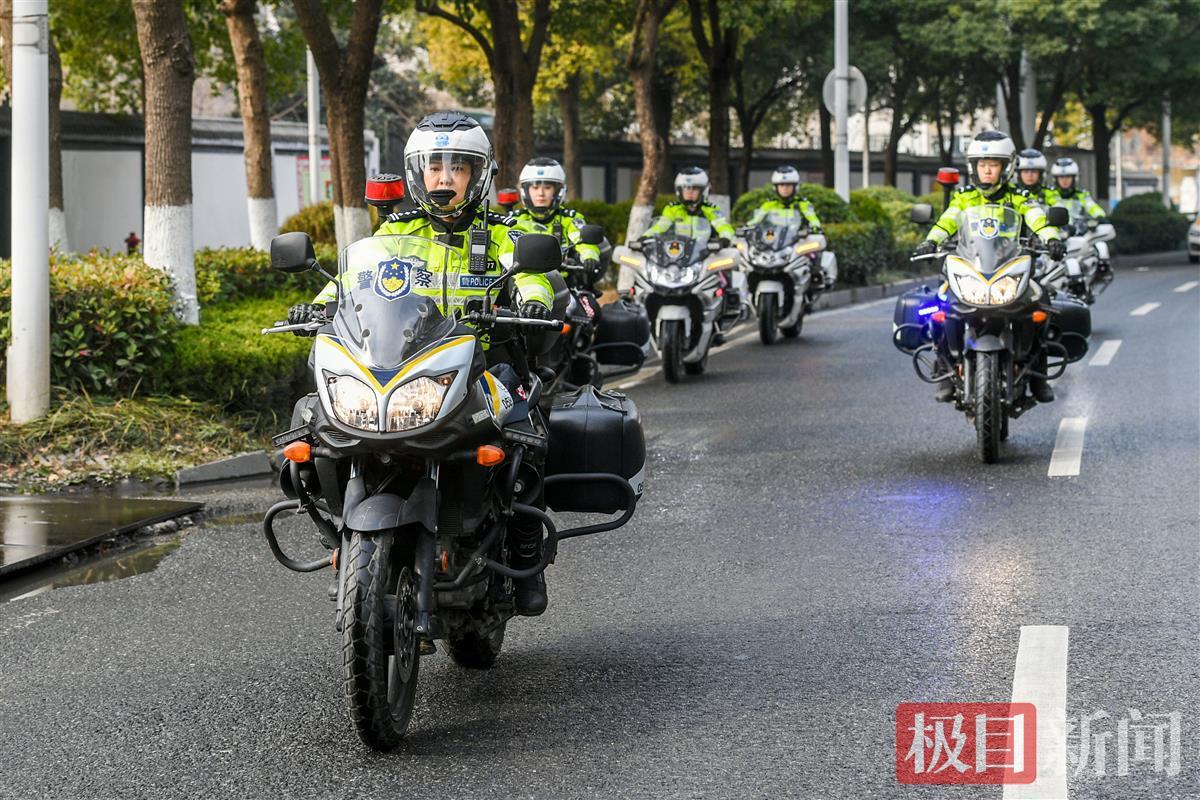 最美警花(武汉好人丨汉警快骑女子队队长周艳，铁骑柔情的“最美女警”)