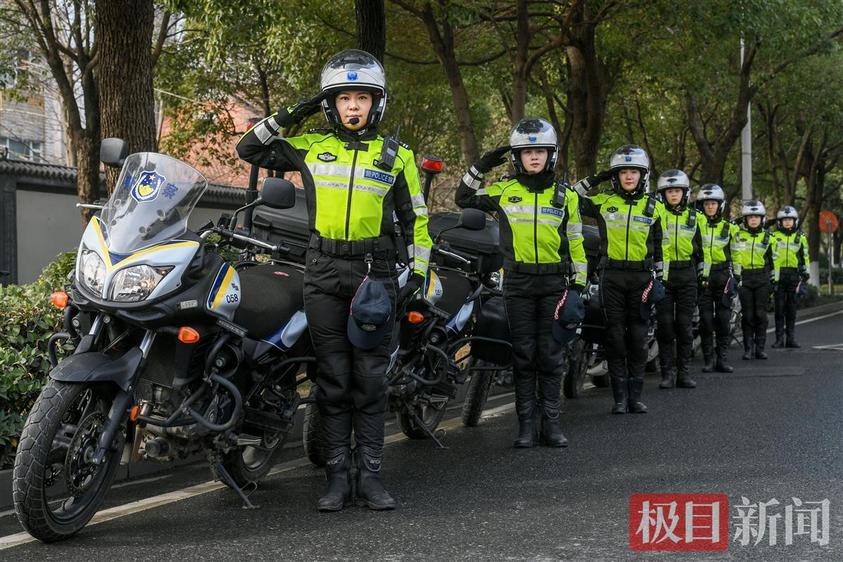 最美警花(武汉好人丨汉警快骑女子队队长周艳，铁骑柔情的“最美女警”)