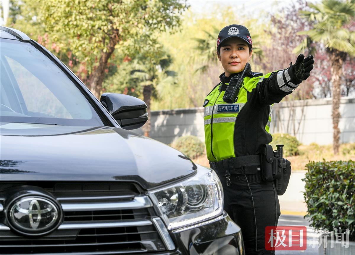 最美警花(武汉好人丨汉警快骑女子队队长周艳，铁骑柔情的“最美女警”)