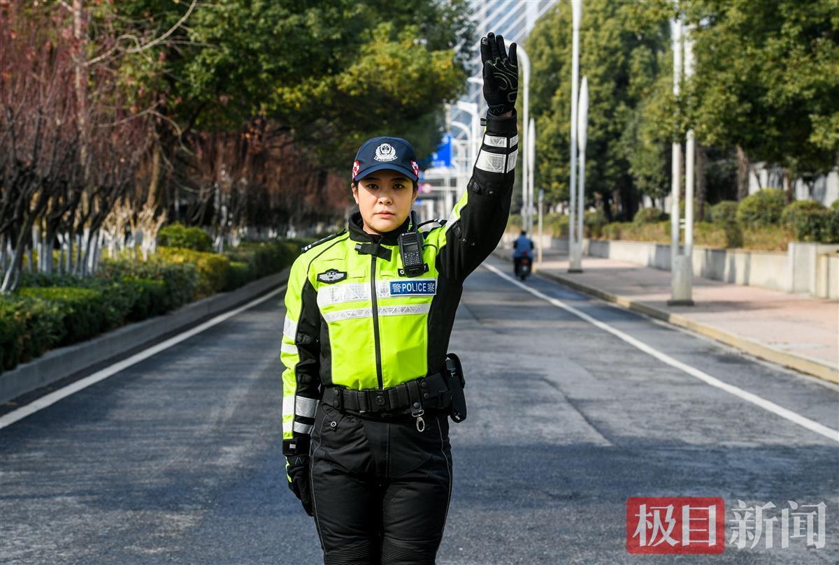 最美警花(武汉好人丨汉警快骑女子队队长周艳，铁骑柔情的“最美女警”)