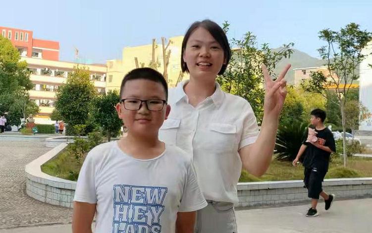 2022年，请在“老师”前加一个形容词