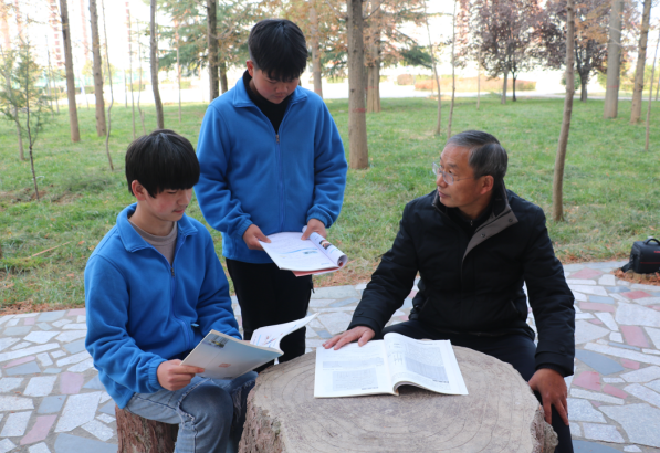 2022年，请在“老师”前加一个形容词