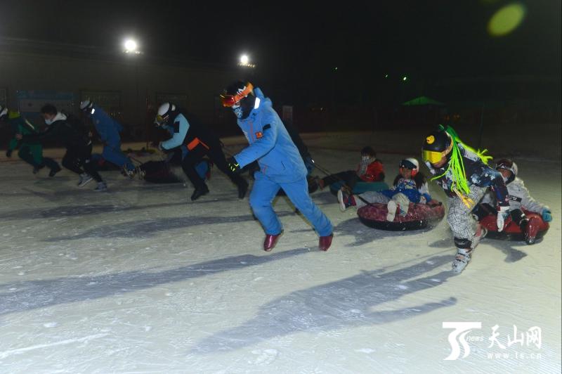 乌鲁木齐举办夜间趣味滑雪赛 背个人滑雪让快乐翻倍