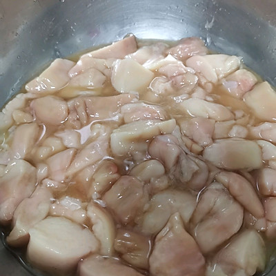 2,炝锅材料切好备用1,山东寄来的鱼白,碱性蛋白哟